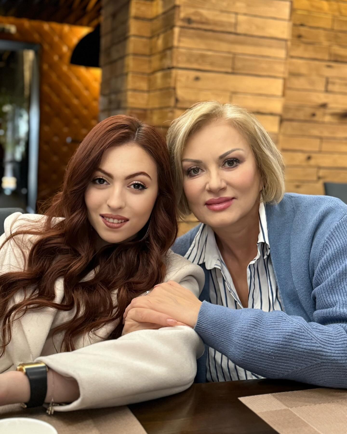 &quot;Как сестры&quot;: Полякова поразила сеть невероятным сходством с мамой (фото)